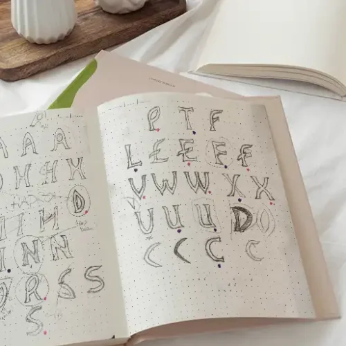 Croquis des lettres de la typographie Lucas Design
