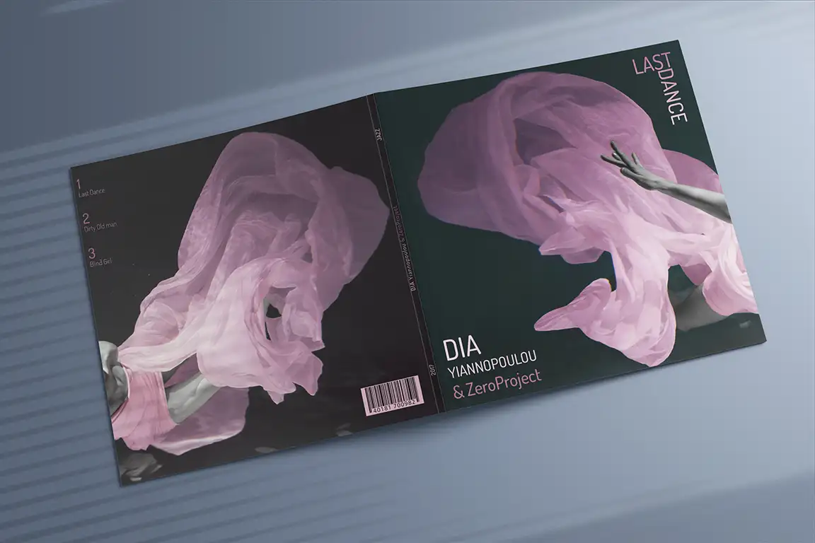 Mock-up recto et verso de la pochette d’un album intitulé “Last Dance”, montrant une femme en robe rose dansant dans l’eau. Le visuel met aussi en avant les noms des artistes Dia Iannopoulou et Zero Project.