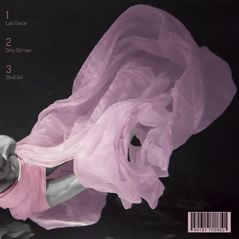 Mock-up verso de la pochette d’un album intitulé “Last Dance”, montrant une femme en robe rose dansant dans l’eau. Le visuel met aussi en avant les titres des chansons : Last Dance, Dirty old man et Blind Girl
