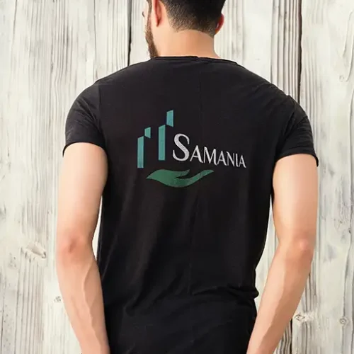 Homme portant un T-Shirt de la ville de Samania (logo)