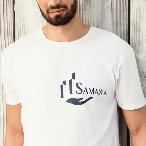 Homme portant un T-Shirt de la ville de Samania (logo)