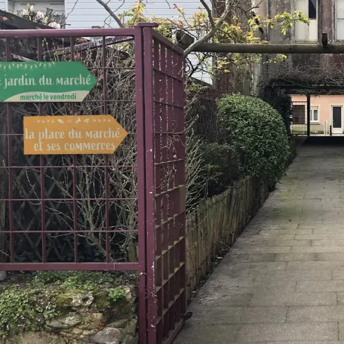 Visuels des pancartes du jardin du marché accrochées sur une venelle de Paimboeuf