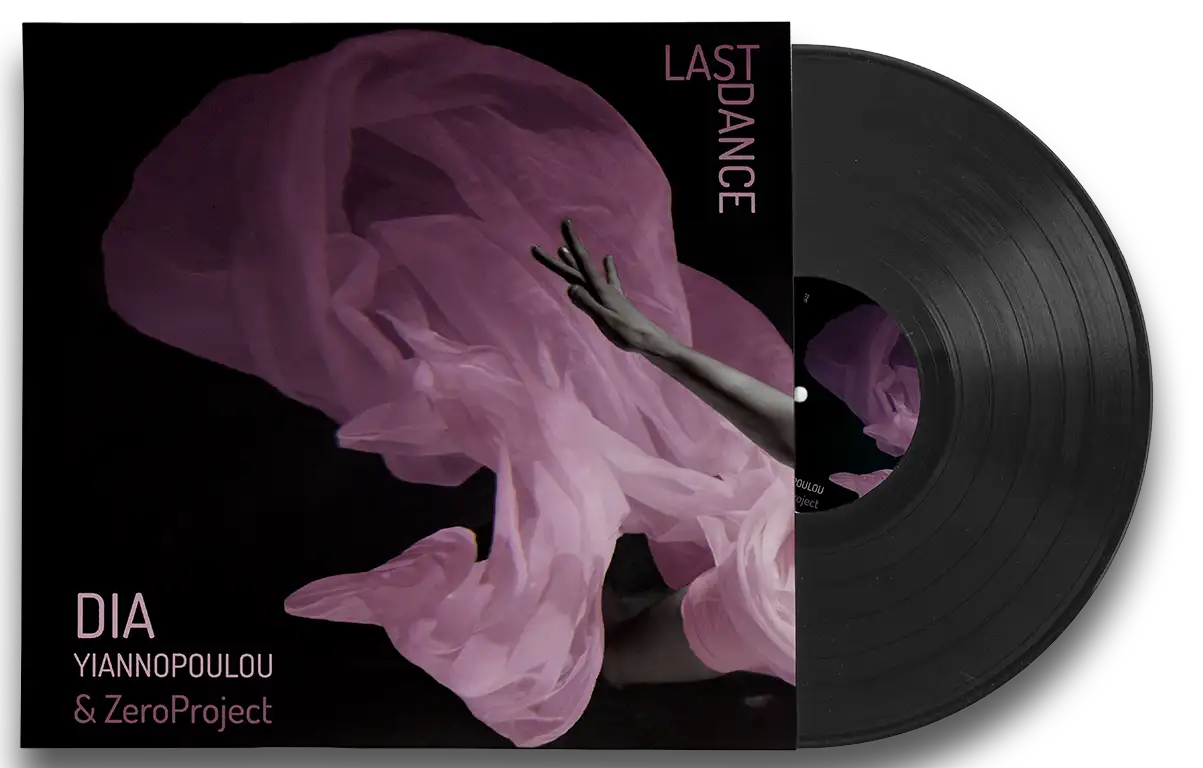 Mock-up de la pochette d’un album intitulé “Last Dance”, montrant une femme en robe rose dansant dans l’eau. Le visuel met aussi en avant les noms des artistes Dia Iannopoulou et Zero Project.