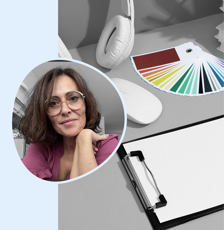 Portrait de Stéphanie Lucas qui est graphiste à Pornic. La photo représente une feuille, un casque audio et un nuancier.