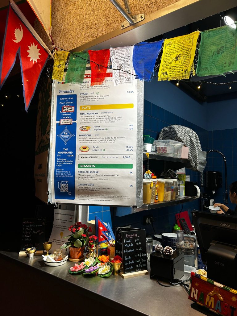 grand menu affiché dans le corner d'Annapurna