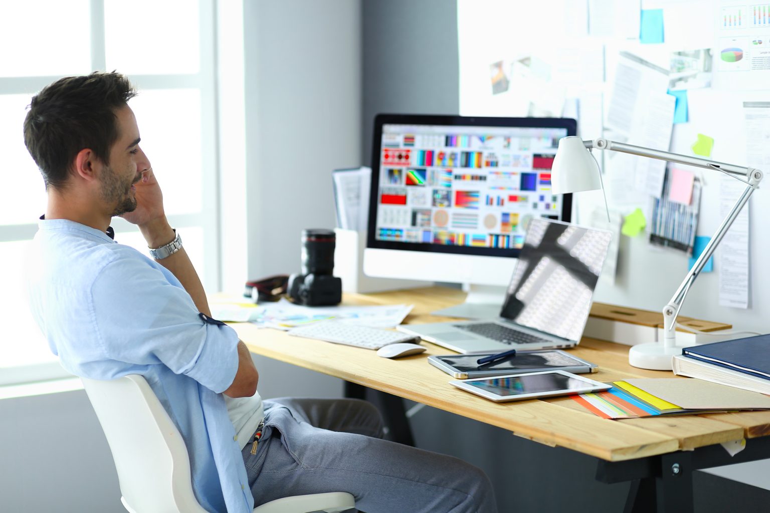 graphiste travaillant sur un projet de communication visuelle