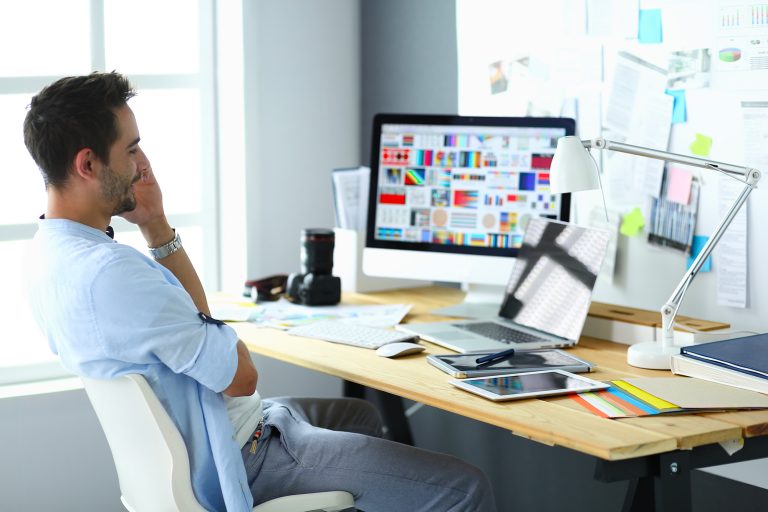graphiste travaillant sur un projet de communication visuelle
