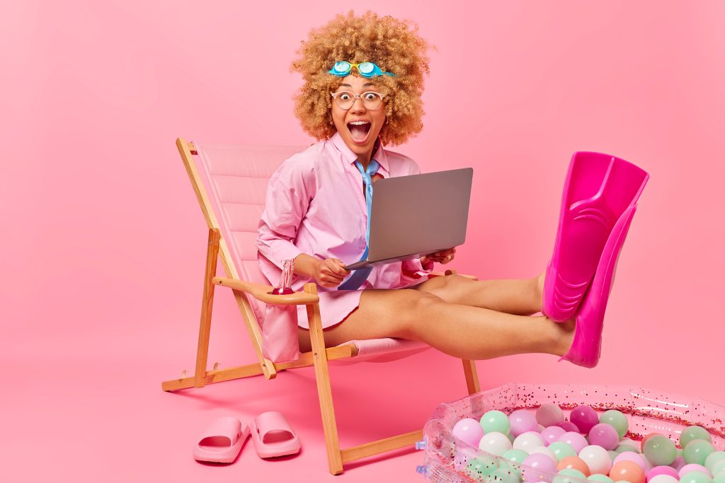 graphiste qui cherche des idées créatives