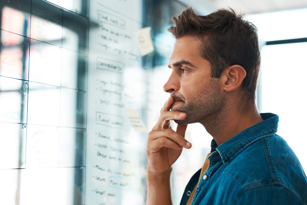 homme qui réfléchit s'il fait appel à un graphiste