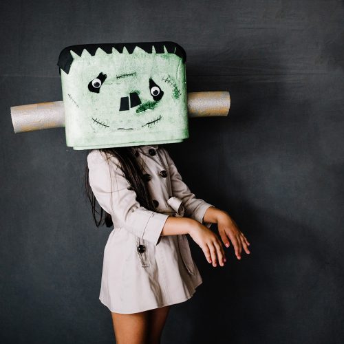 femme avec un masque bricolé qui fait peur