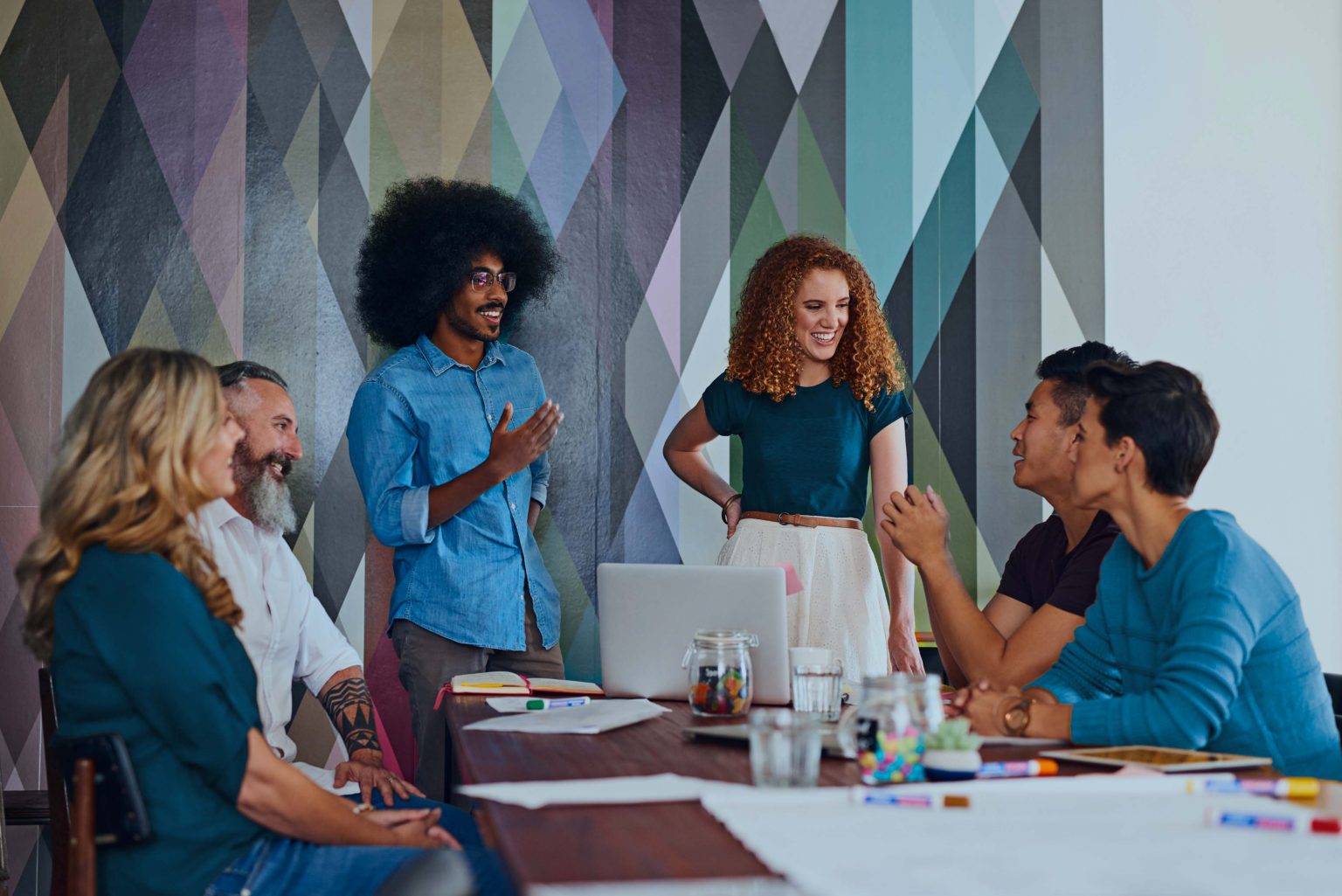Équipe d'agence de communication réunie autour d'un projet client