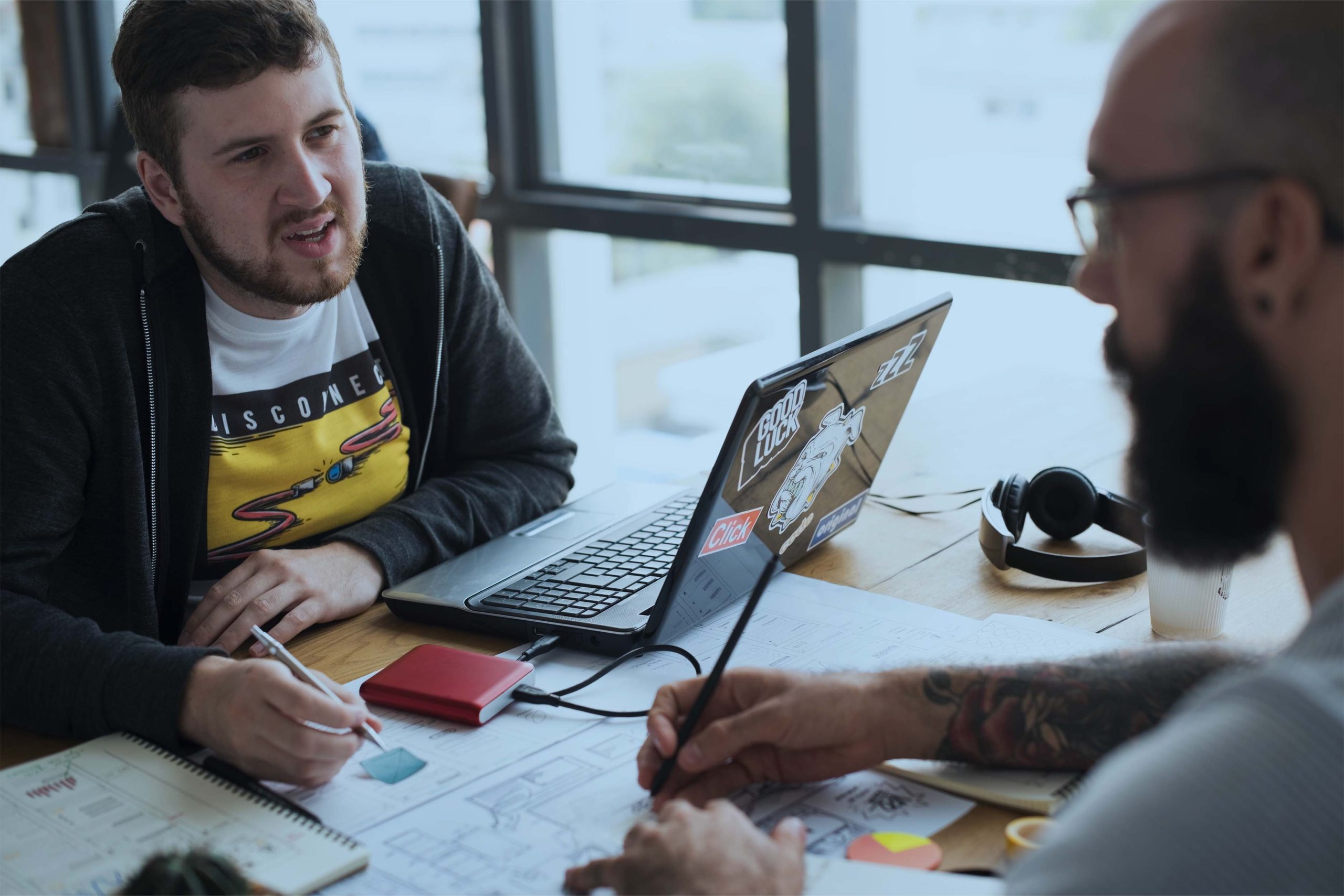 Échange direct entre un graphiste freelance et son client lors de la préparation d'un projet