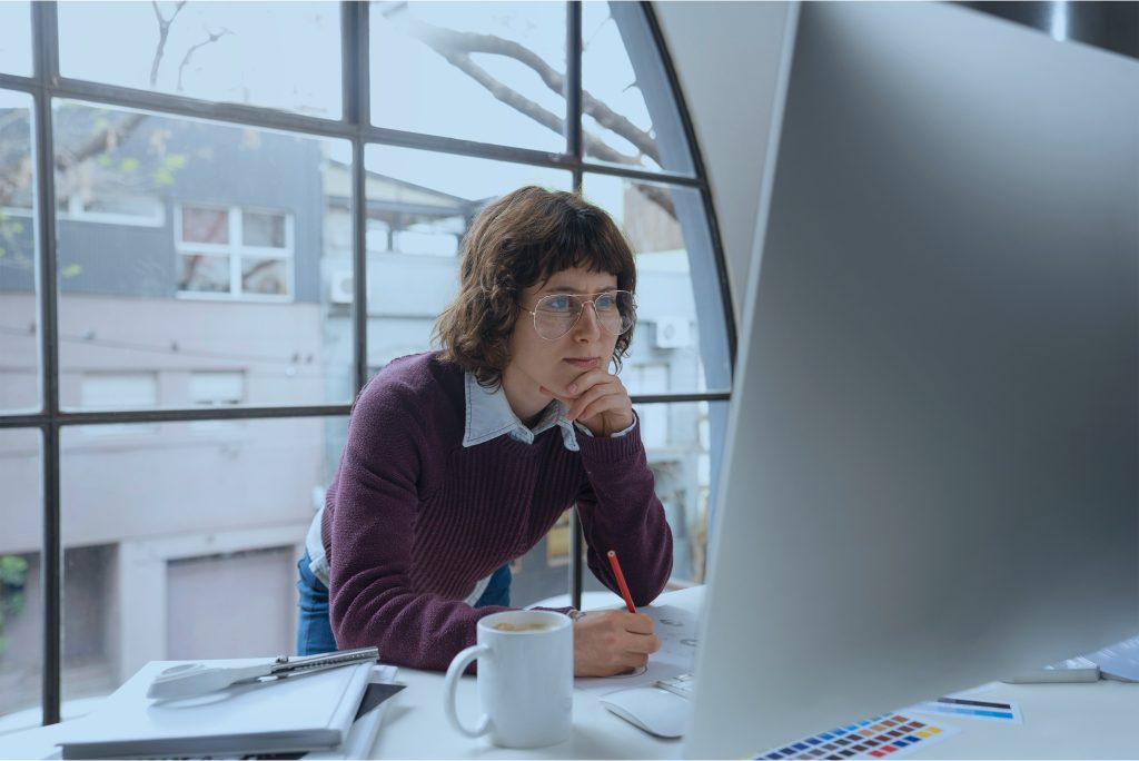 graphiste indépendante à son bureau