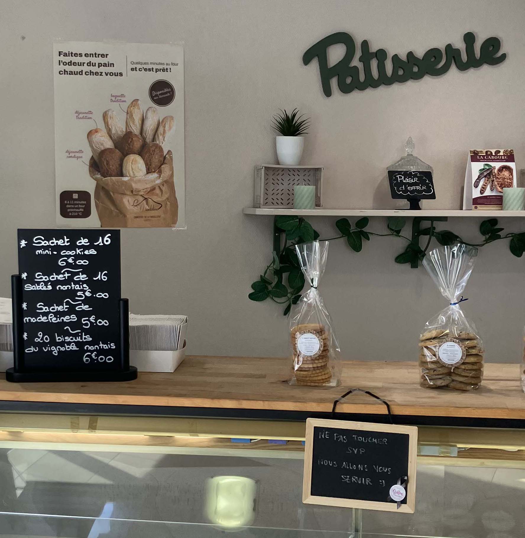 Affiche pain précuit présentée dans la boulangerie La Madeline à Nantes.