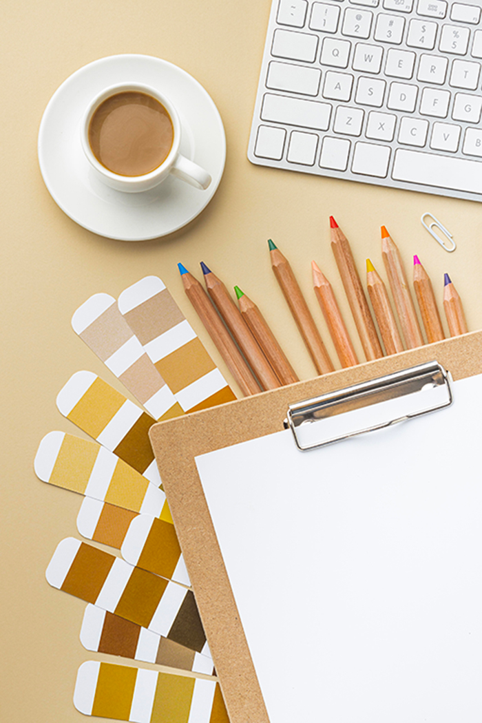 Nuancier de couleurs et crayons de couleur sur un bureau de graphiste