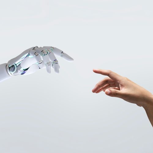 main d'un robot qui touche la main d'un humain